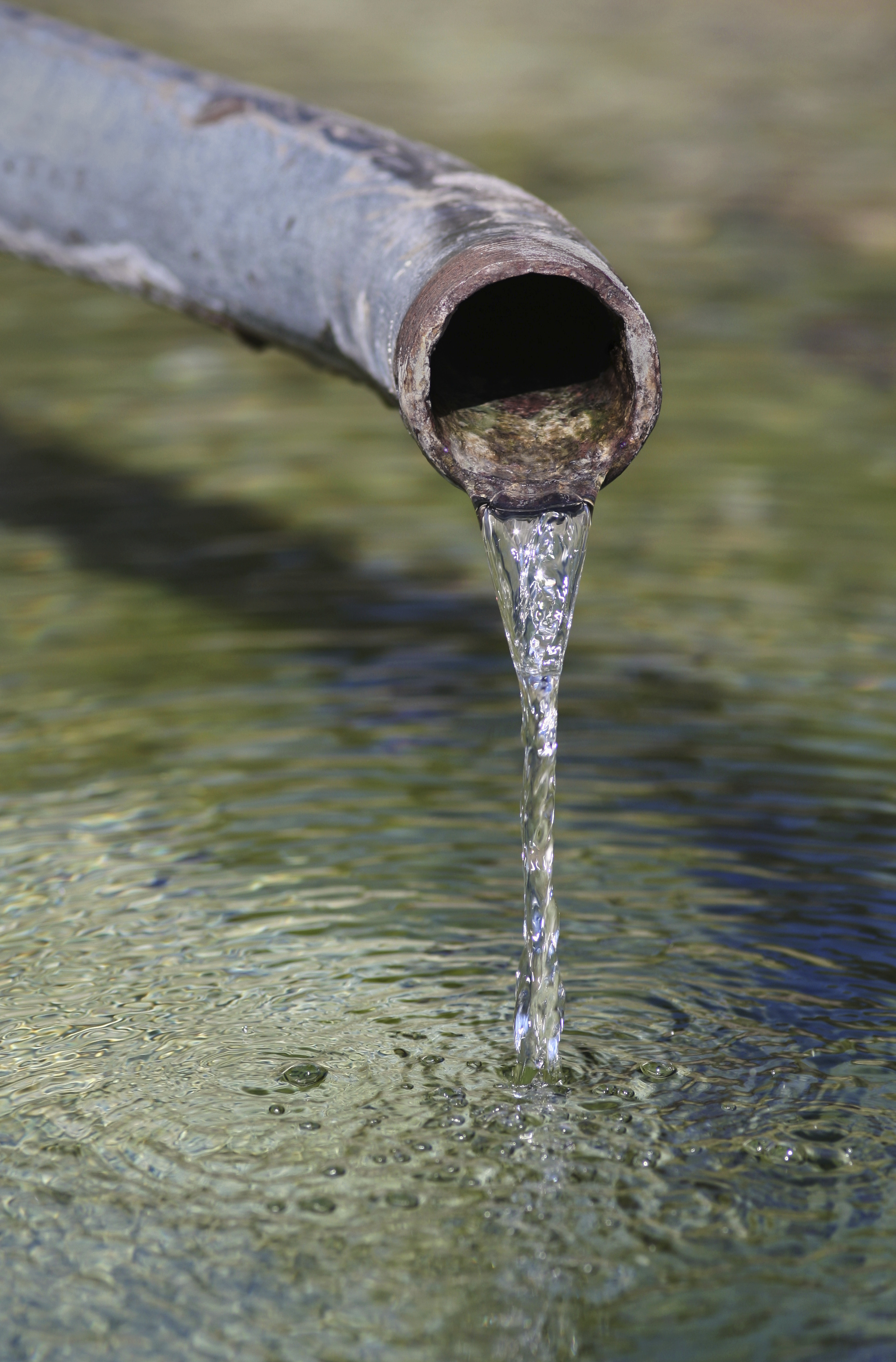 Идет вода по трубе. Трубы для воды. Труба для питьевой воды. Труба из которой льется вода. Струя воды из трубы.